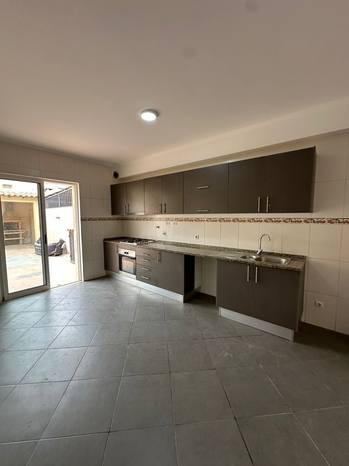 ARRENDAMENTO: VIVENDA V3 NO PATRIOTA VIVENDA V3 LOCALIZADA NO PATRIOTA, DISPONÍVEL PARA ARRENDAMENTO. - Imagem 9