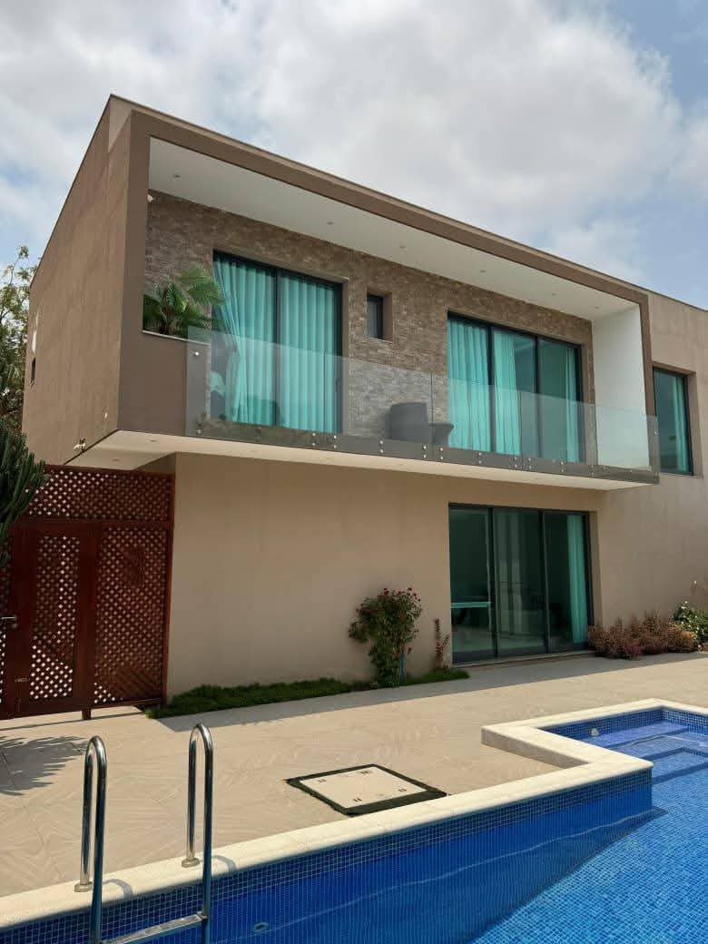 VENDE-SE ESTÁ LUXUOSA VIVENDA NA ROTUNDA DA FUBU