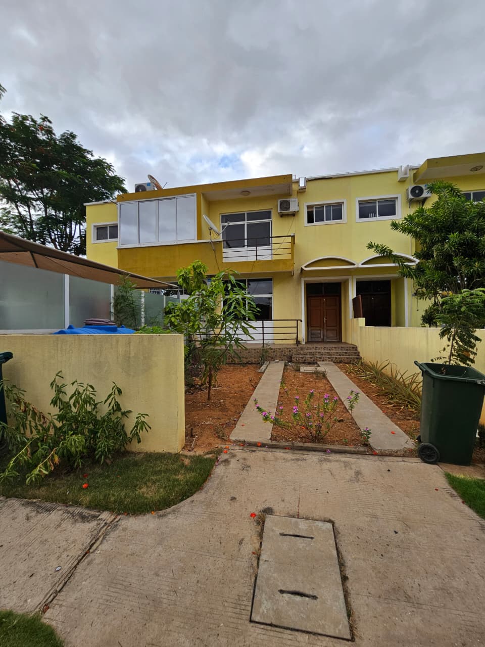 À VENDA:  MORADIA V3 DÚPLEX, NO CONDOMÍNIO CUCHI, TALATONA