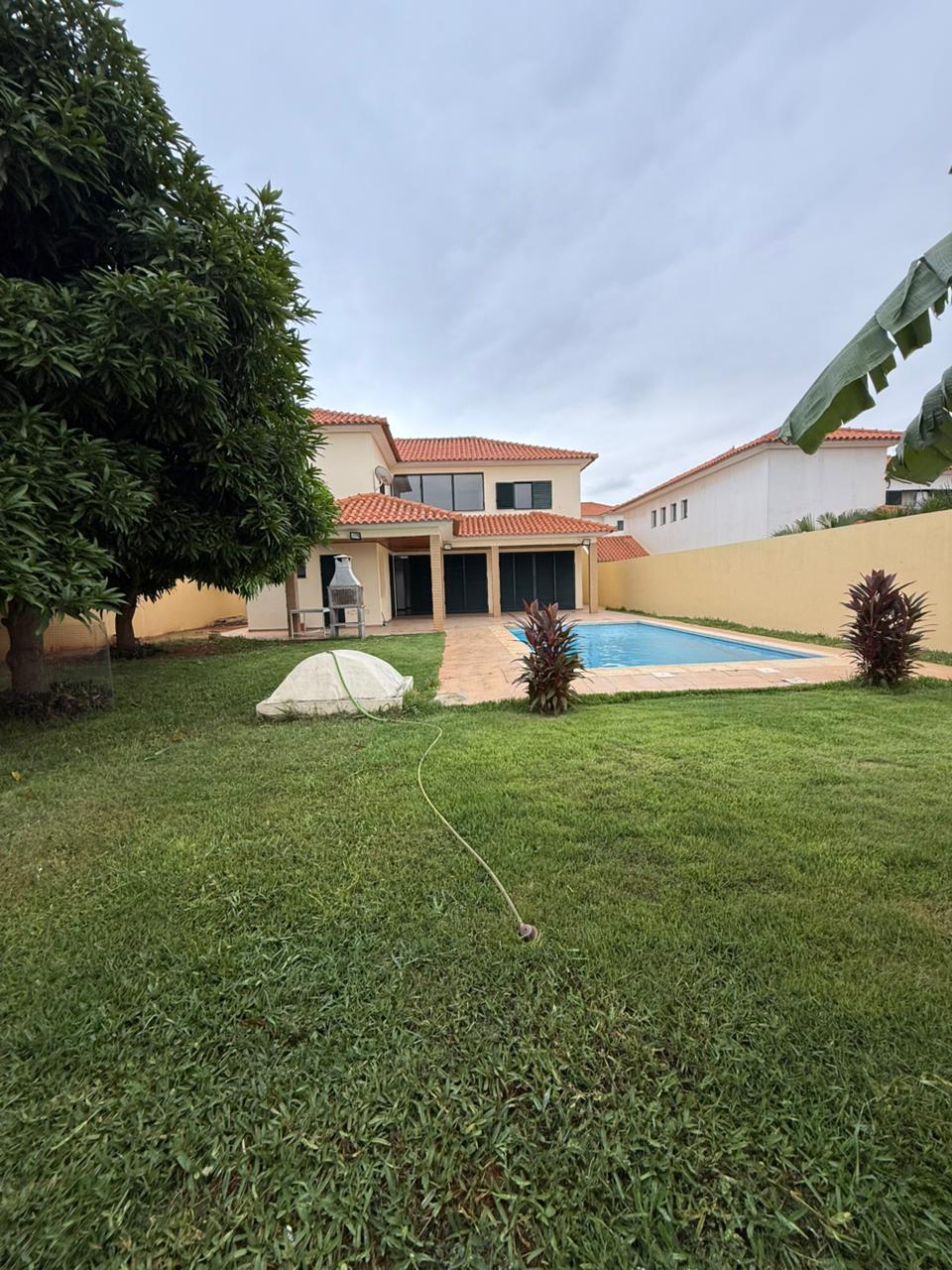 VENDA- VIVENDA V4+1 COM PISCINA, NO CONDOMÍNIO OLD VILAS, TALATONA