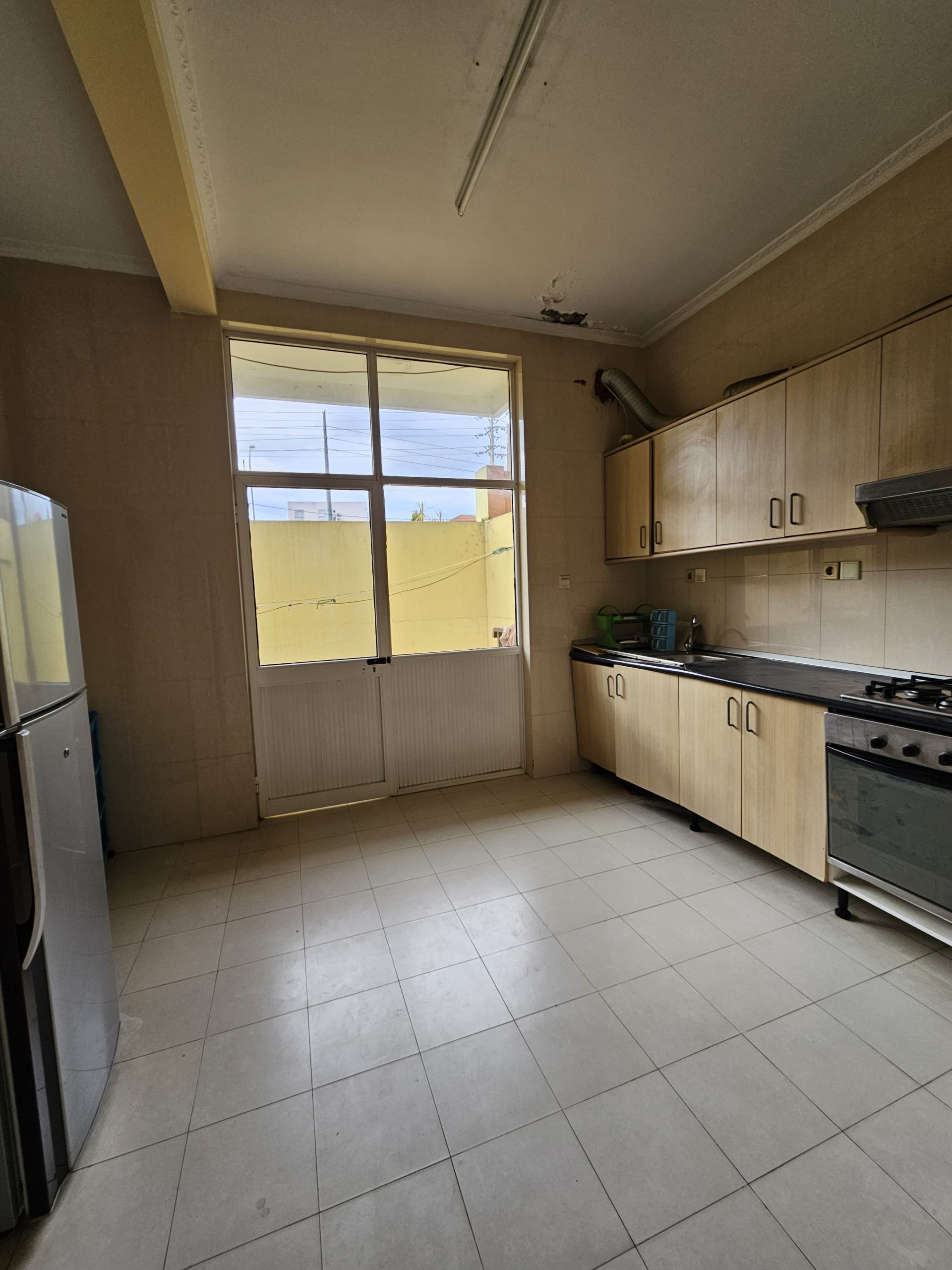 À VENDA: MORADIA V3 DÚPLEX, NO CONDOMÍNIO CUCHI, TALATONA - Imagem 6