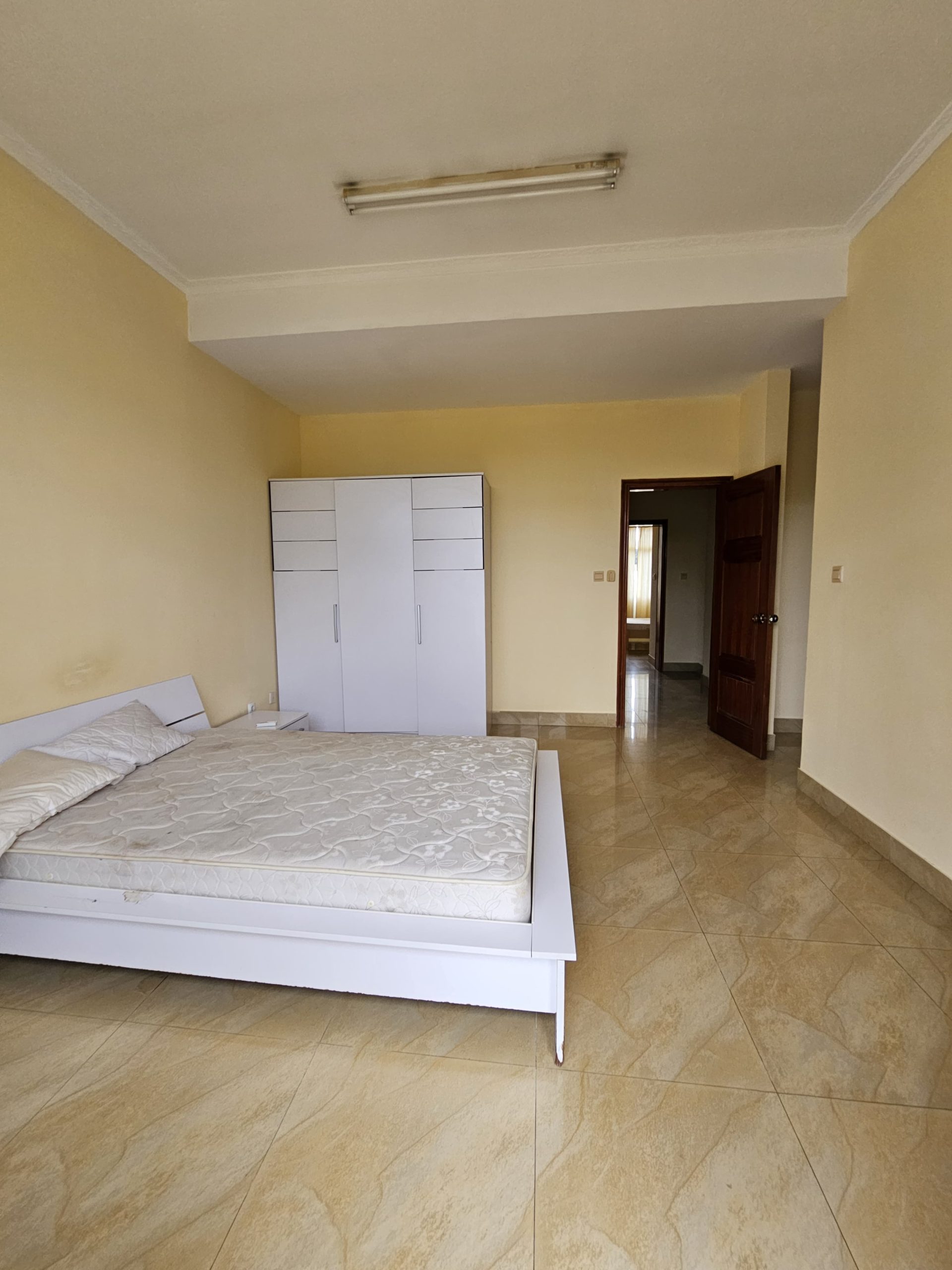 À VENDA: MORADIA V3 DÚPLEX, NO CONDOMÍNIO CUCHI, TALATONA - Imagem 8