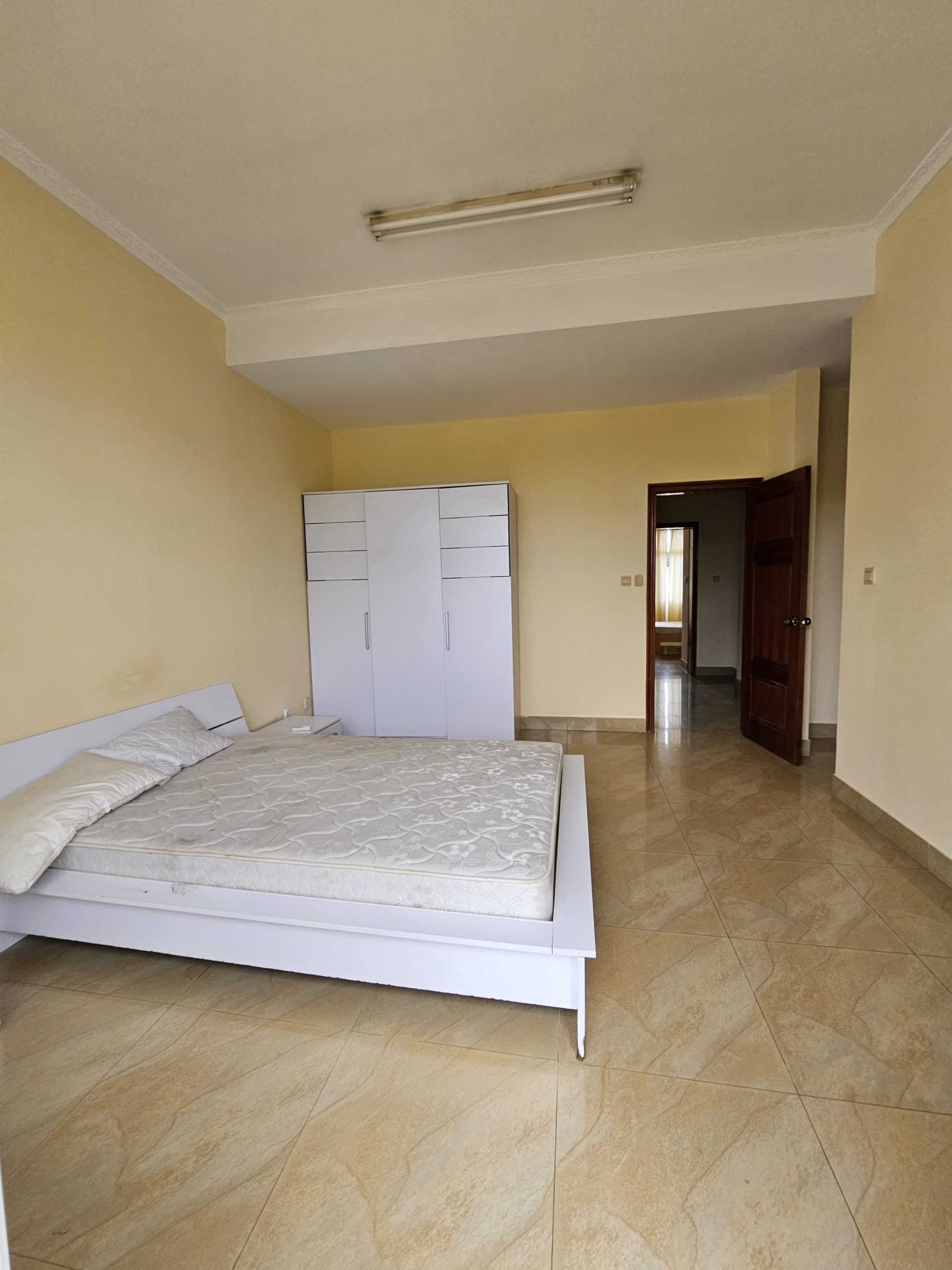 À VENDA: MORADIA V3 DÚPLEX, NO CONDOMÍNIO CUCHI, TALATONA - Imagem 9