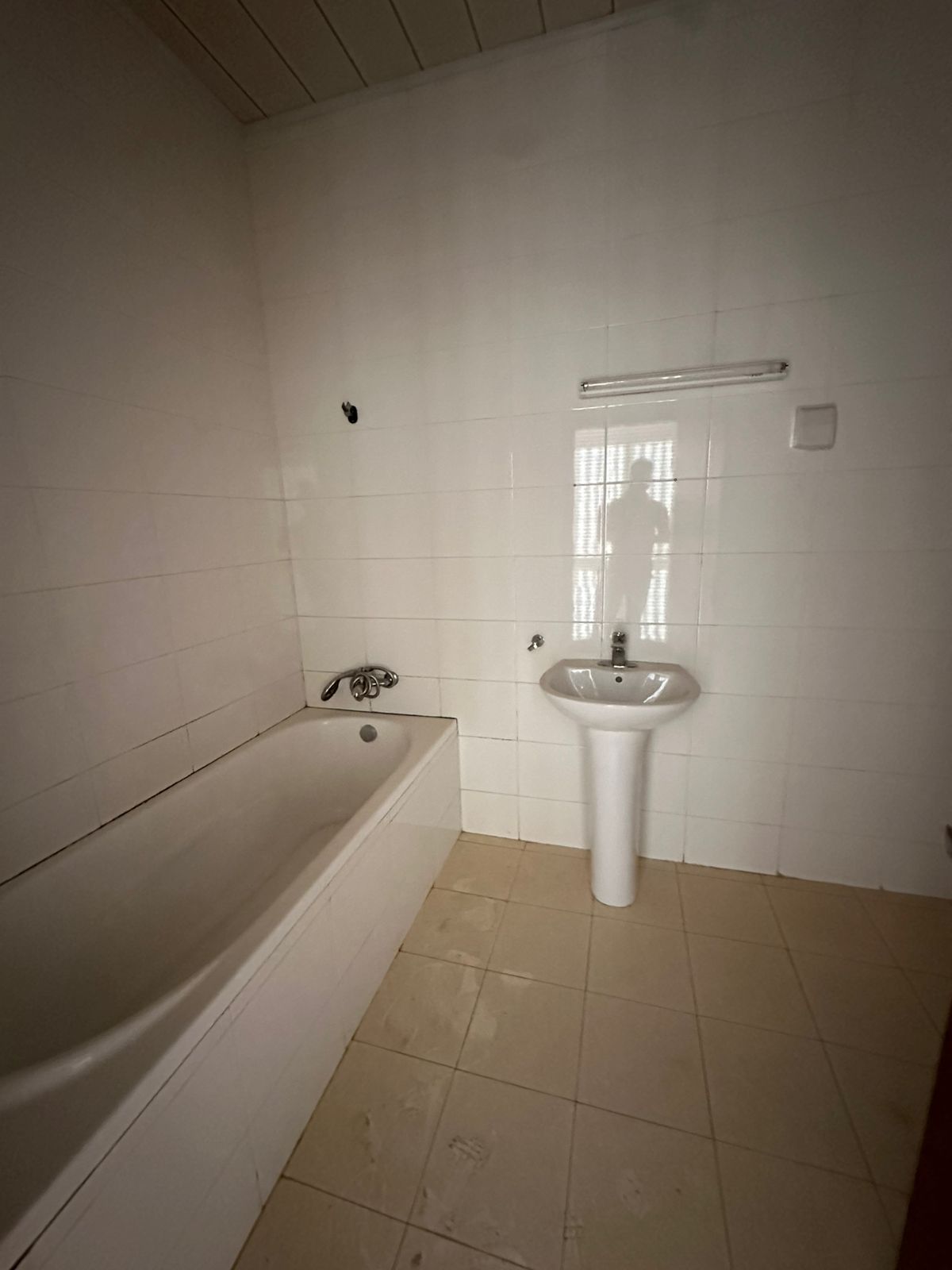 A VENDER: CASA T4 NO CONDOMÍNIO JARDIM DO ÉDEN (CAMAMA) - Imagem 14