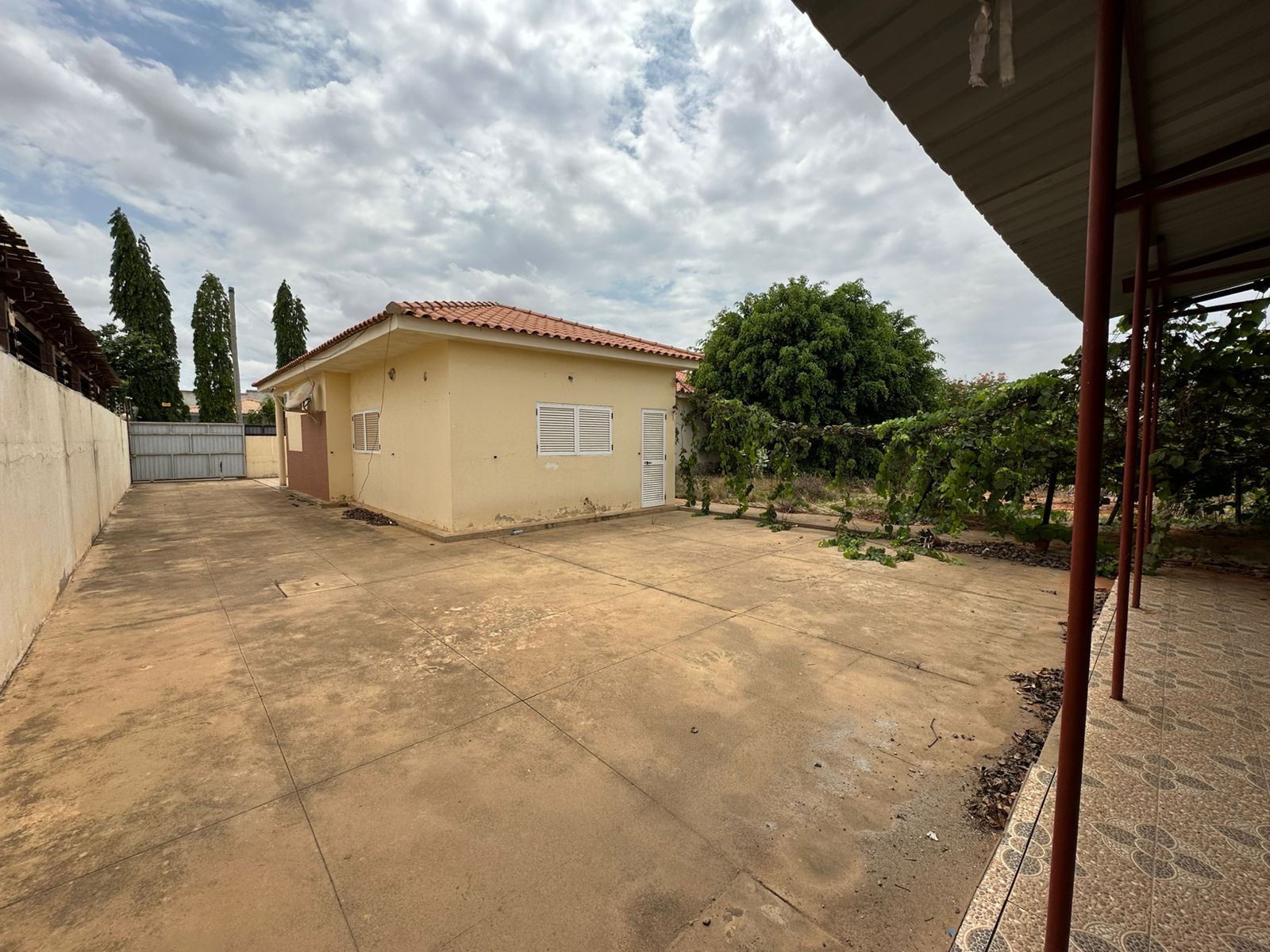 A VENDER: CASA T4 NO CONDOMÍNIO JARDIM DO ÉDEN (CAMAMA) - Imagem 5