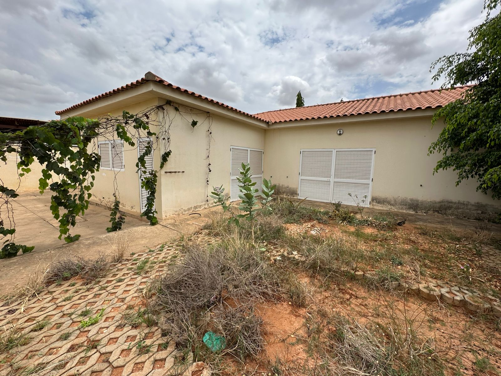 A VENDER: CASA T4 NO CONDOMÍNIO JARDIM DO ÉDEN (CAMAMA) - Imagem 6