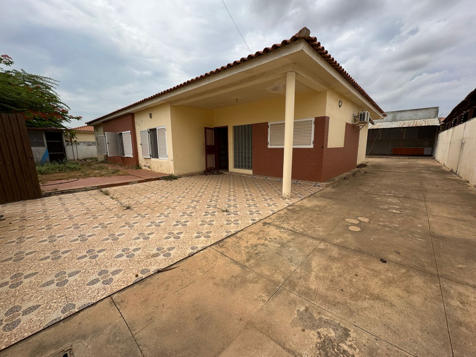 A VENDER: CASA T4 NO CONDOMÍNIO JARDIM DO ÉDEN (CAMAMA) - Imagem 2