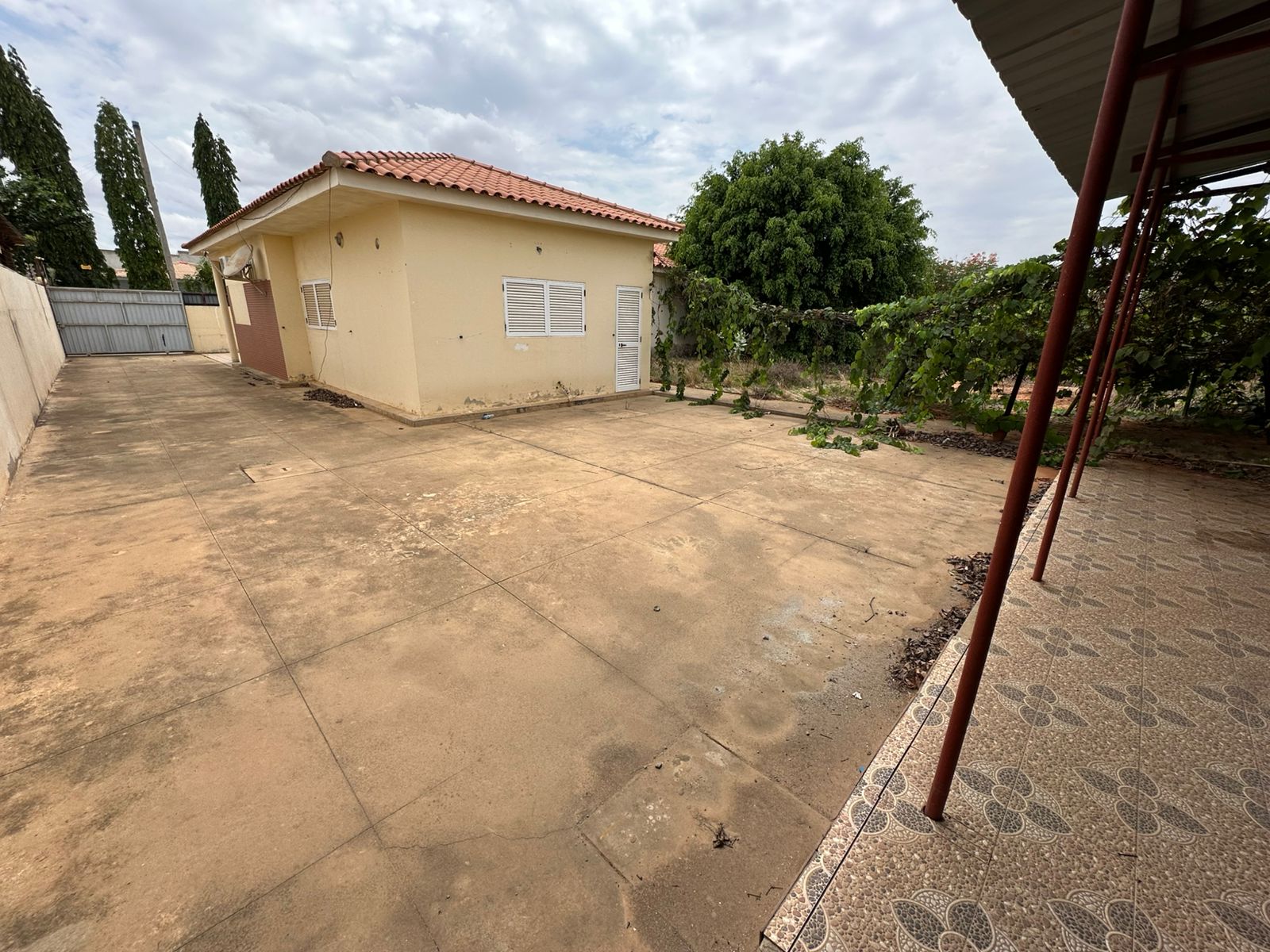 A VENDER: CASA T4 NO CONDOMÍNIO JARDIM DO ÉDEN (CAMAMA) - Imagem 4